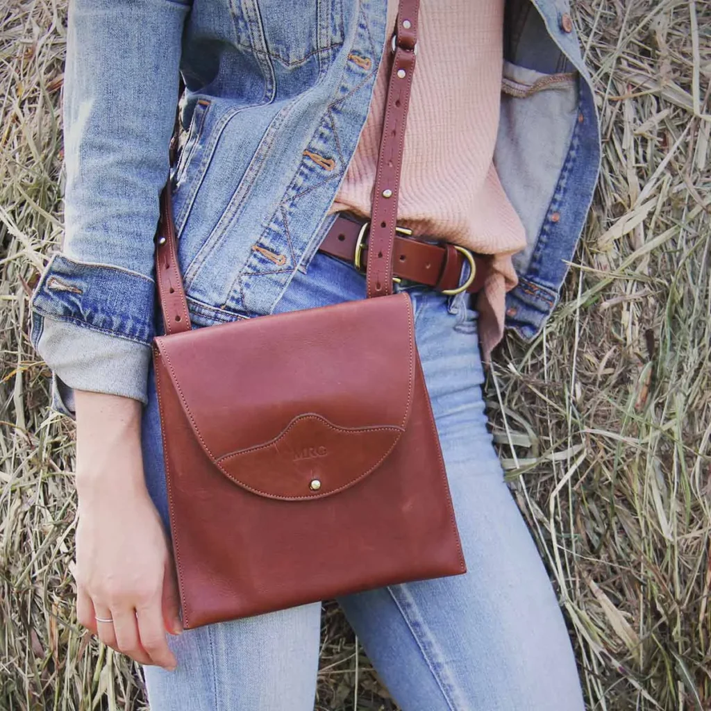 a women wearing the derby cross body by hay