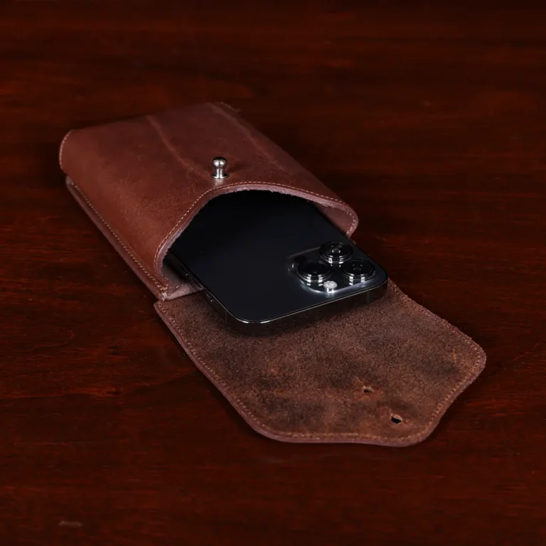 No 49l Phone Holster in vintage brown showing a phone inside