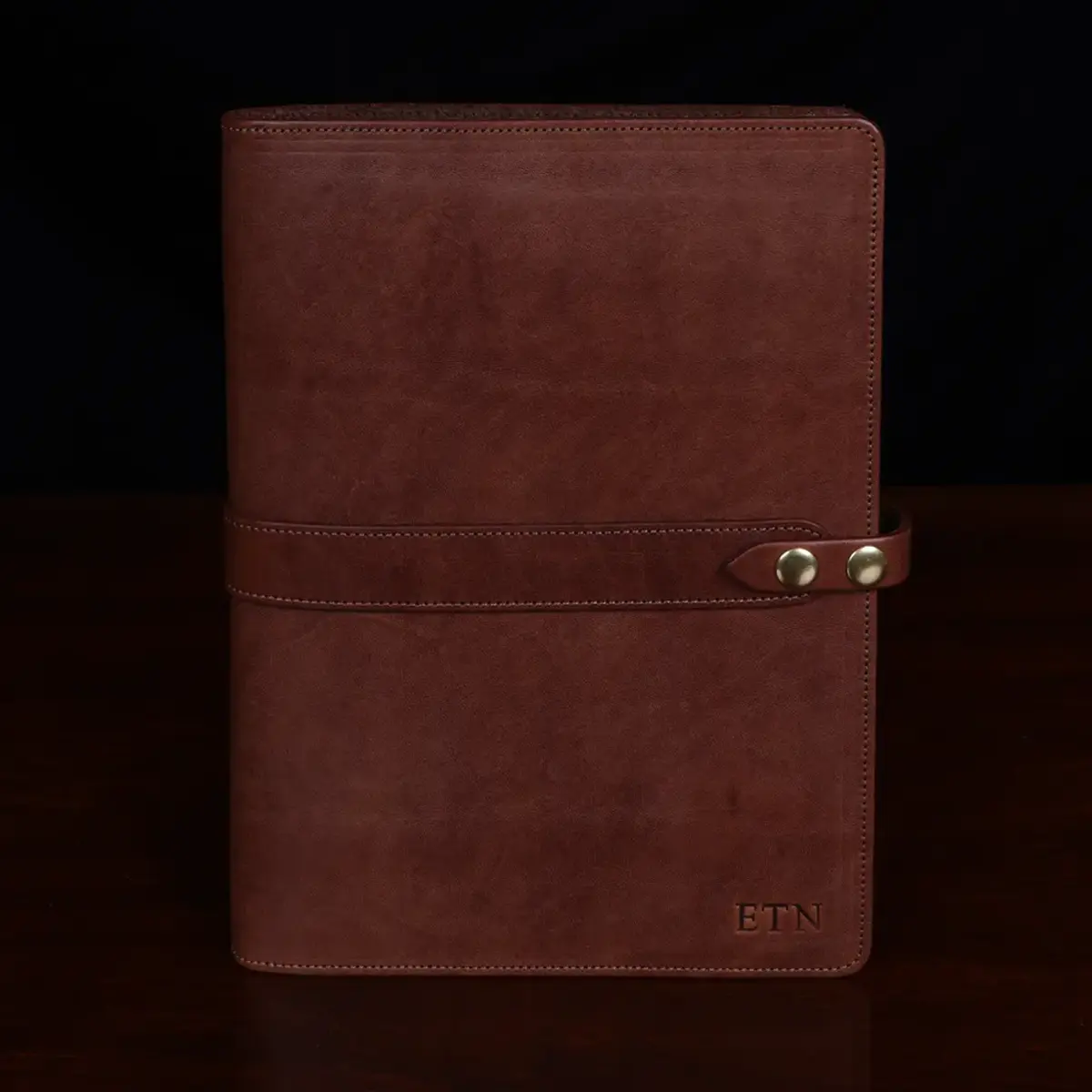 no 18 tablet portfolio in the color vintage brown showing the front