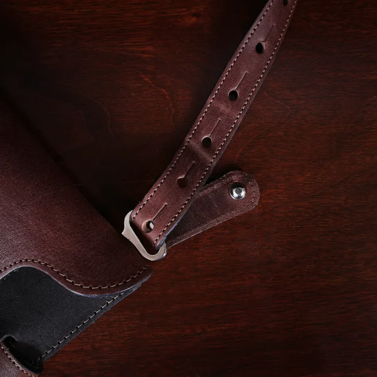 ashley handbag made of two-tone brown buffalo and steerhide leather - view of snap closure