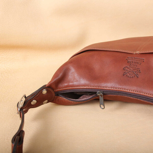 no25 drifter brown leather handbag with zippered closure