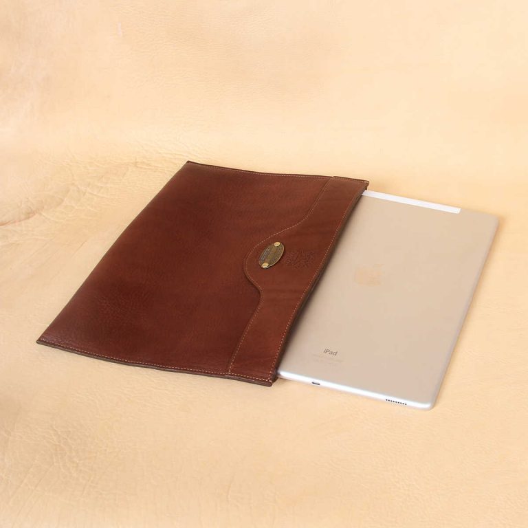 no8 vintage brown leather pocket with ipad pro