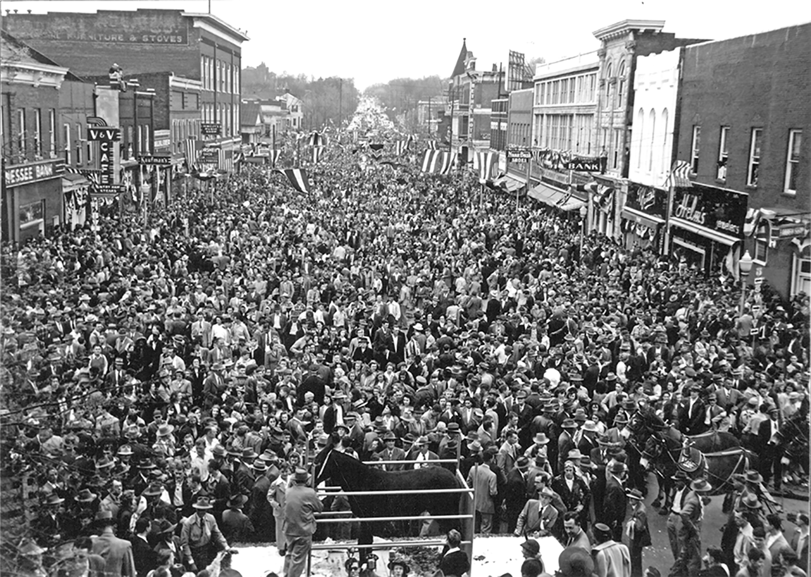 Black and white historical photo of a huge, closely packed crowd on the square in downtown Columbia, TN, stretching back for over a block.
