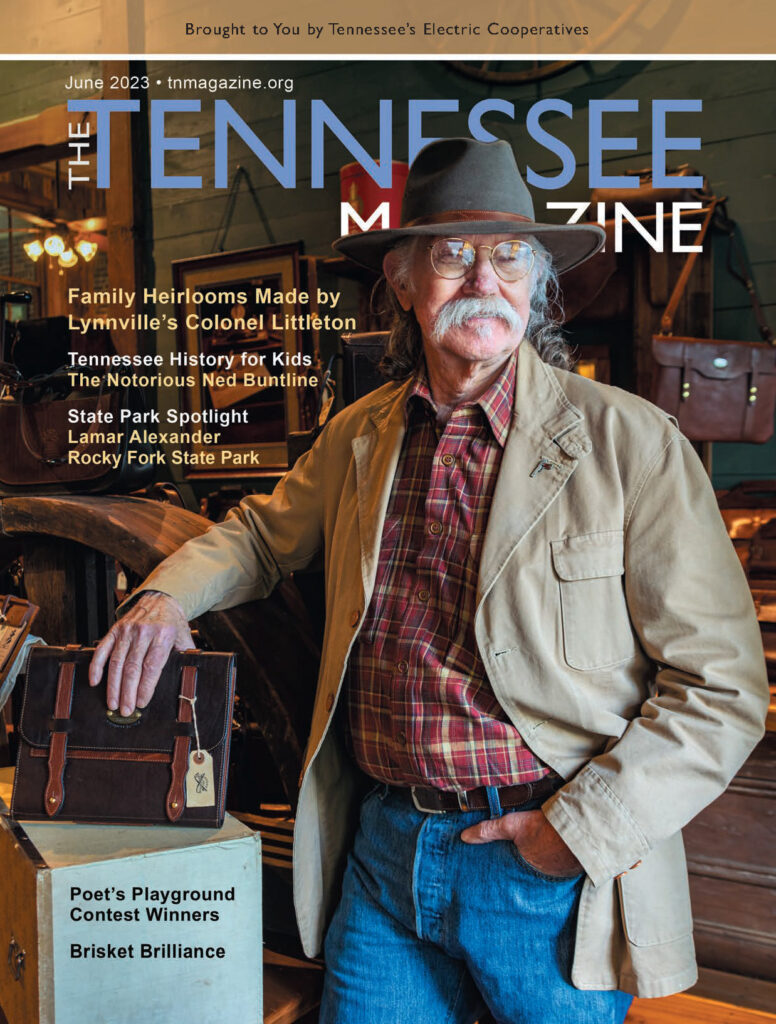 Bìa tạp chí Tennessee - Số tháng 6 năm 2023 - Có ảnh Đại tá Littleton đứng trước quầy trưng bày túi da